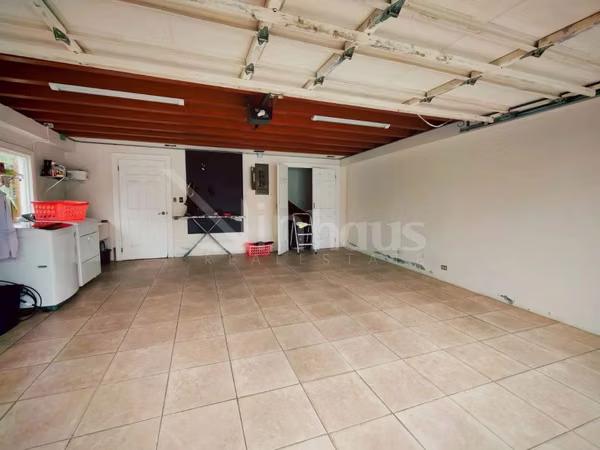 En venta casa en condominio en Piedades de Santa Ana. Dormitorio principal en primera planta.