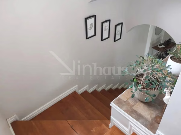En venta casa en condominio en Piedades de Santa Ana. Dormitorio principal en primera planta.