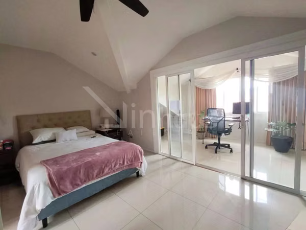 En venta casa en condominio en Piedades de Santa Ana. Dormitorio principal en primera planta.