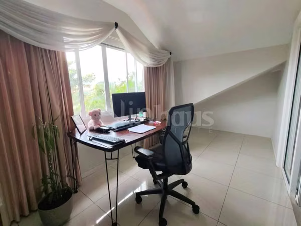 En venta casa en condominio en Piedades de Santa Ana. Dormitorio principal en primera planta.