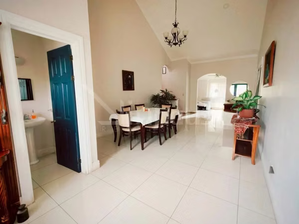 En venta casa en condominio en Piedades de Santa Ana. Dormitorio principal en primera planta.