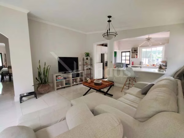 En venta casa en condominio en Piedades de Santa Ana. Dormitorio principal en primera planta.