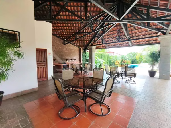 En venta casa en condominio en Piedades de Santa Ana. Dormitorio principal en primera planta.