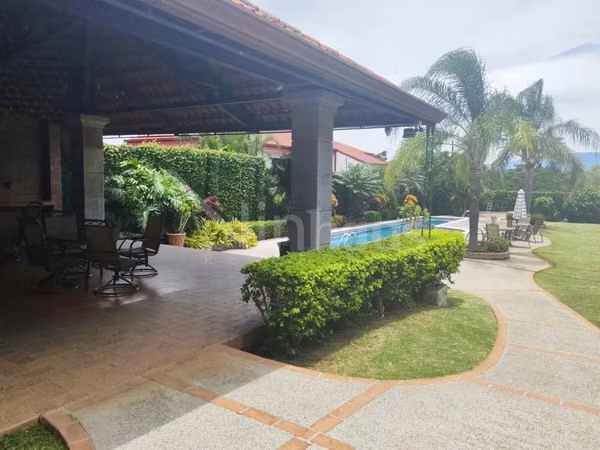 En venta casa en condominio en Piedades de Santa Ana. Dormitorio principal en primera planta.