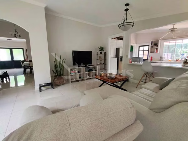 En venta casa en condominio en Piedades de Santa Ana. Dormitorio principal en primera planta.