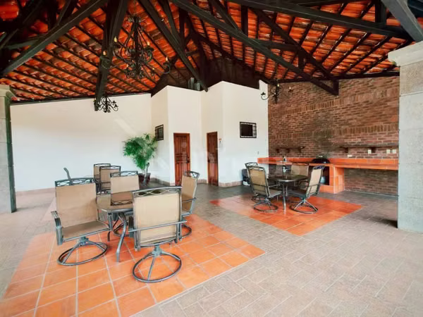 En venta casa en condominio en Piedades de Santa Ana. Dormitorio principal en primera planta.