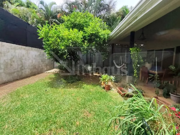 En venta casa en condominio en Piedades de Santa Ana. Dormitorio principal en primera planta.
