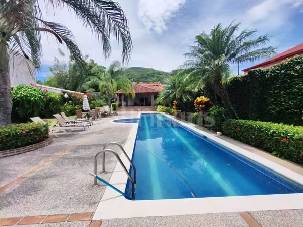 En venta casa en condominio en Piedades de Santa Ana. Dormitorio principal en primera planta.