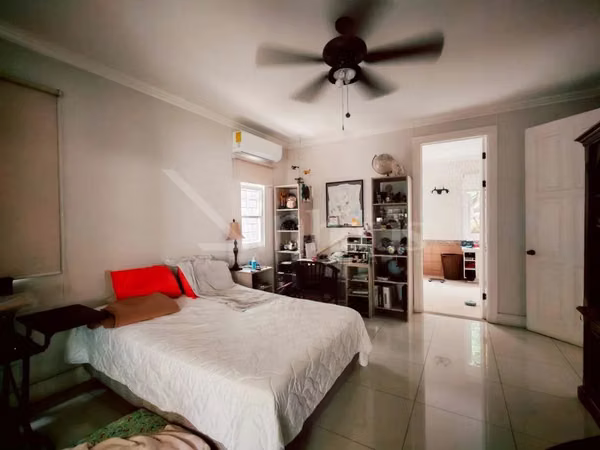 En venta casa en condominio en Piedades de Santa Ana. Dormitorio principal en primera planta.