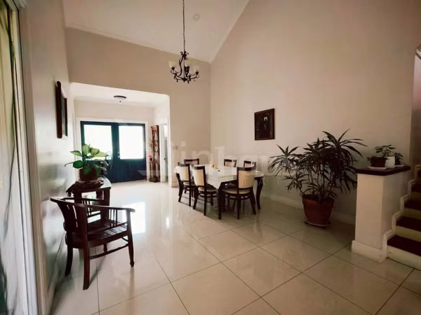 En venta casa en condominio en Piedades de Santa Ana. Dormitorio principal en primera planta.