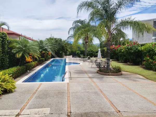 En venta casa en condominio en Piedades de Santa Ana. Dormitorio principal en primera planta.