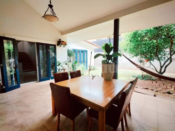 En venta casa en condominio en Piedades de Santa Ana. Dormitorio principal en primera planta.