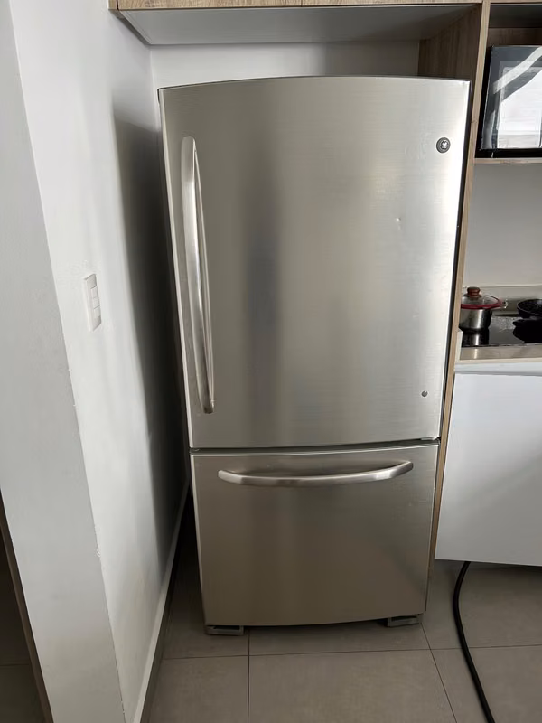 Refrigerator two horizontal doors