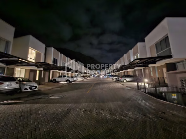 Alquiler de casa en Vistas Santa Ana | 2 hab | 1.5 baños | 2 parqueos