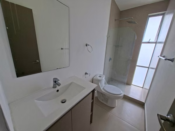 Alquiler de casa en Vistas Santa Ana | 2 hab | 1.5 baños | 2 parqueos
