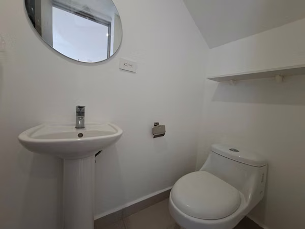 Alquiler de casa en Vistas Santa Ana | 2 hab | 1.5 baños | 2 parqueos