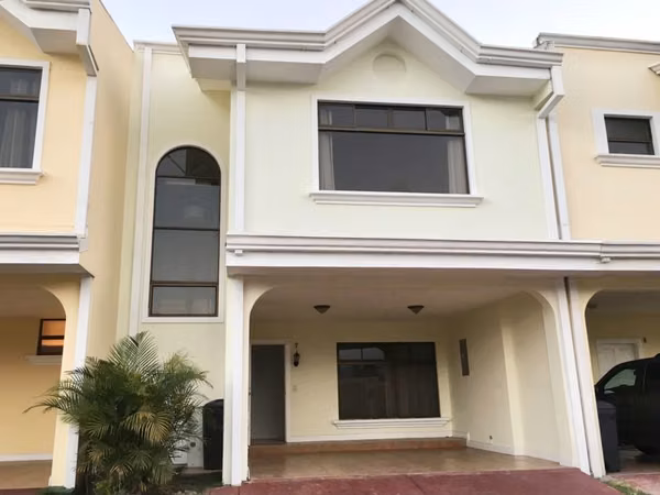 Venta! Casa Hermosa de 4 Hab 3.5 Baños Condo en Santa Marta Exc Ubicación