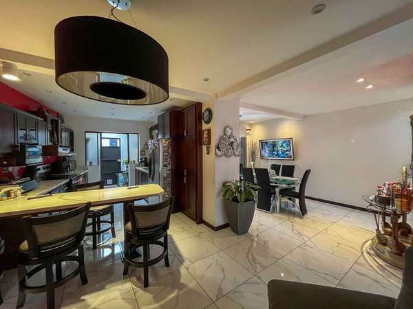 Sale of house in modern condo and with fine finishes