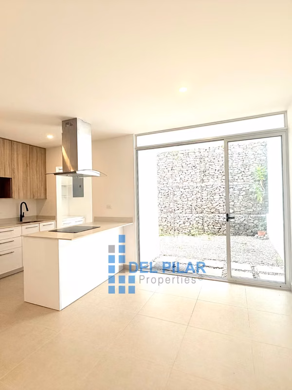 Venta casa 3 habitaciones, hermoso jardín.