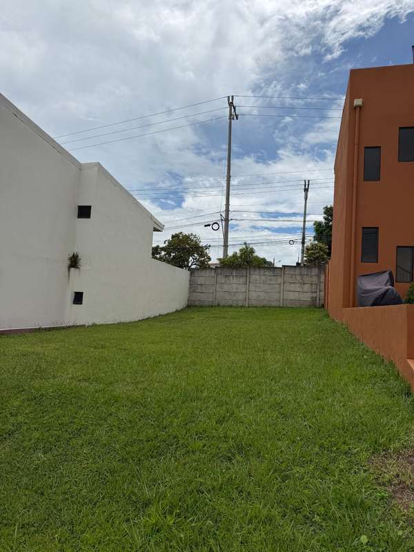 I sell lot in San Francisco de Heredia, Terrafe Condominium. Use of floor for apartments