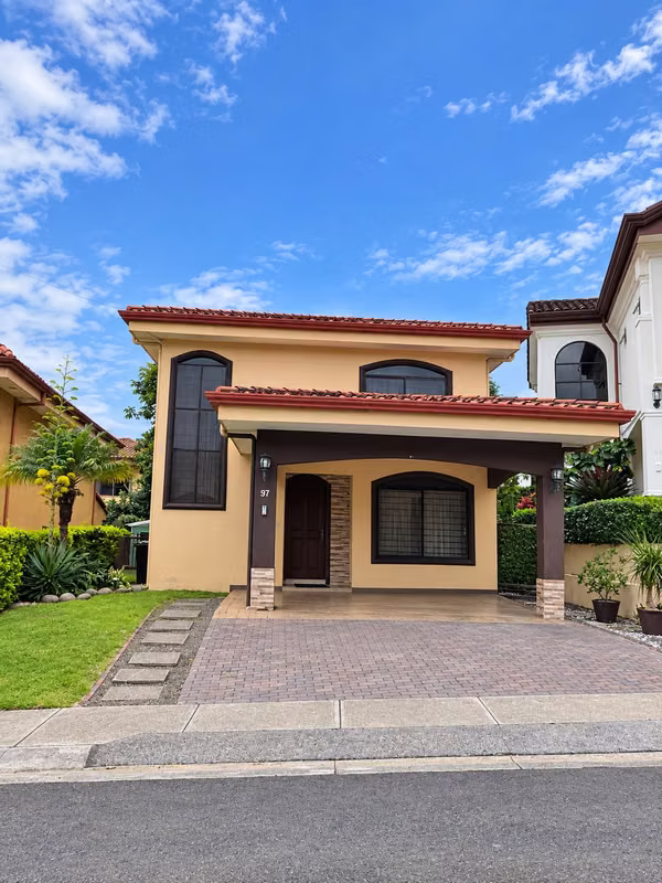 Vendo casa en Condominio La Ladera Tournón-Heredia, 1 habitación primer nivel con baño