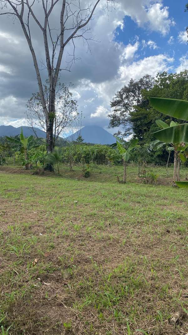 1000 m ² lot with view of the Arenal volcano in white rocks
