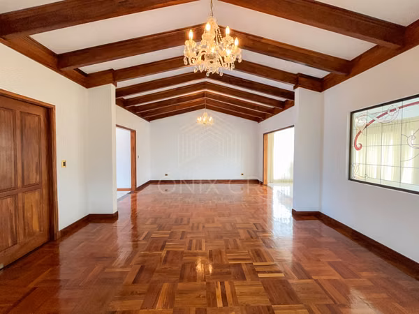 Casa de Una Planta en Alquiler en Pinares de Curridabat 4 habitaciones con Jardín