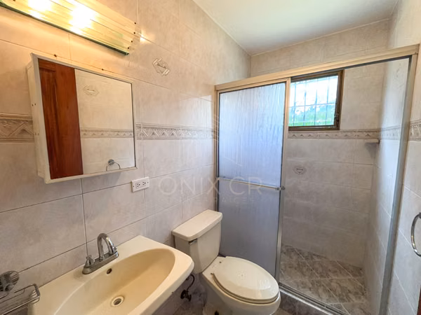 Casa de Una Planta en Alquiler en Pinares de Curridabat 4 habitaciones con Jardín