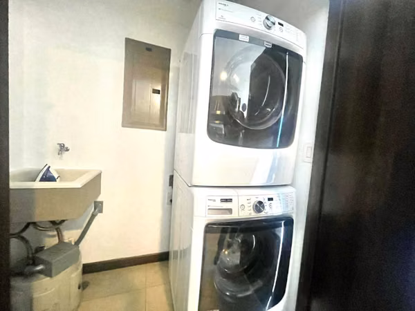 PASEO COLÓN APARTAMENTO AMOBLADO CON PARQUEO EN TORRE 70M2 DE DISEÑADOR