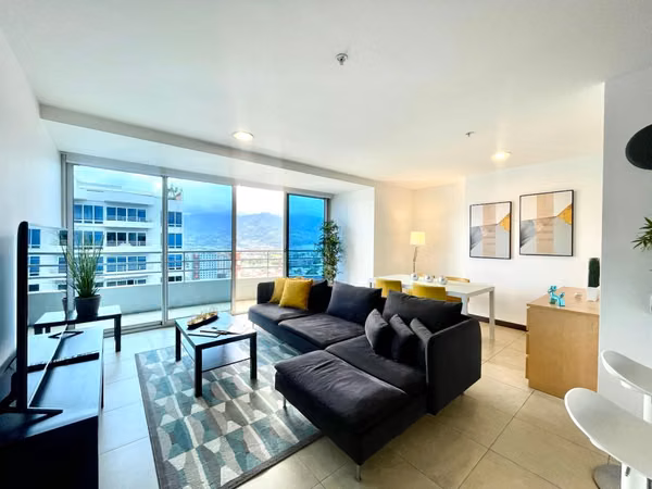 PASEO COLÓN APARTAMENTO AMOBLADO CON PARQUEO EN TORRE 70M2 DE DISEÑADOR