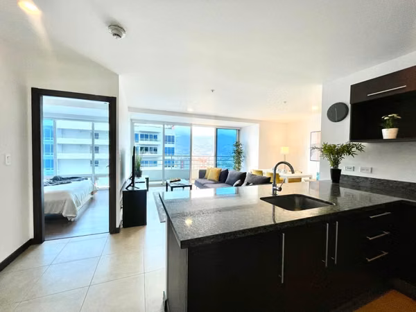 PASEO COLÓN APARTAMENTO AMOBLADO CON PARQUEO EN TORRE 70M2 DE DISEÑADOR
