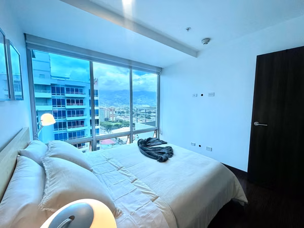 PASEO COLÓN APARTAMENTO AMOBLADO CON PARQUEO EN TORRE 70M2 DE DISEÑADOR