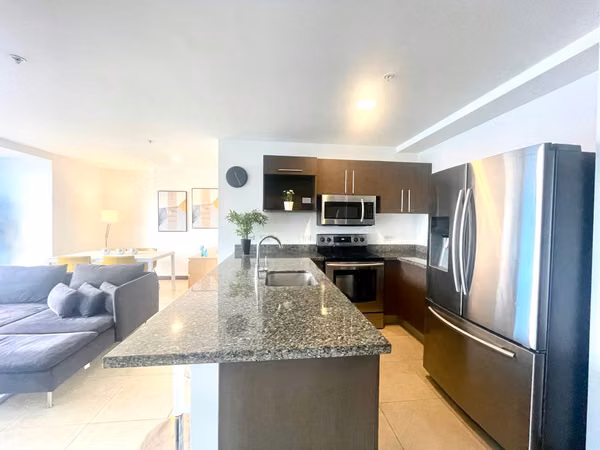 PASEO COLÓN APARTAMENTO AMOBLADO CON PARQUEO EN TORRE 70M2 DE DISEÑADOR