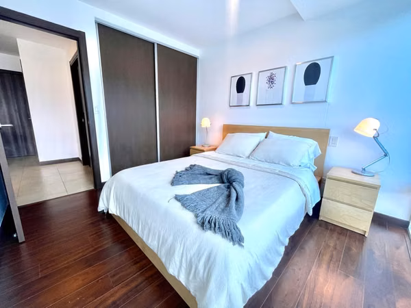 PASEO COLÓN APARTAMENTO AMOBLADO CON PARQUEO EN TORRE 70M2 DE DISEÑADOR