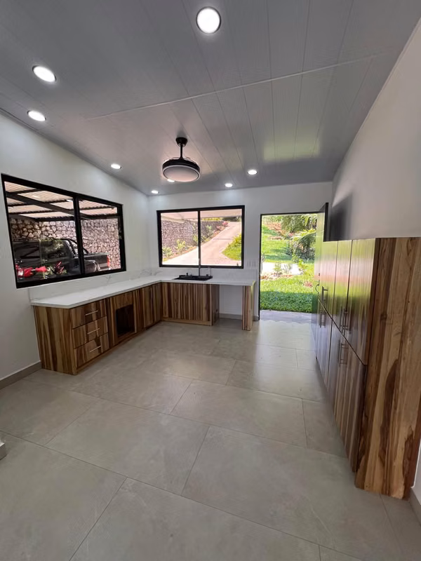 CASA MODERNA DE 3 HABITACIONES CON PISCINA PRIVADA PARA ESTRENAR EN ATENAS