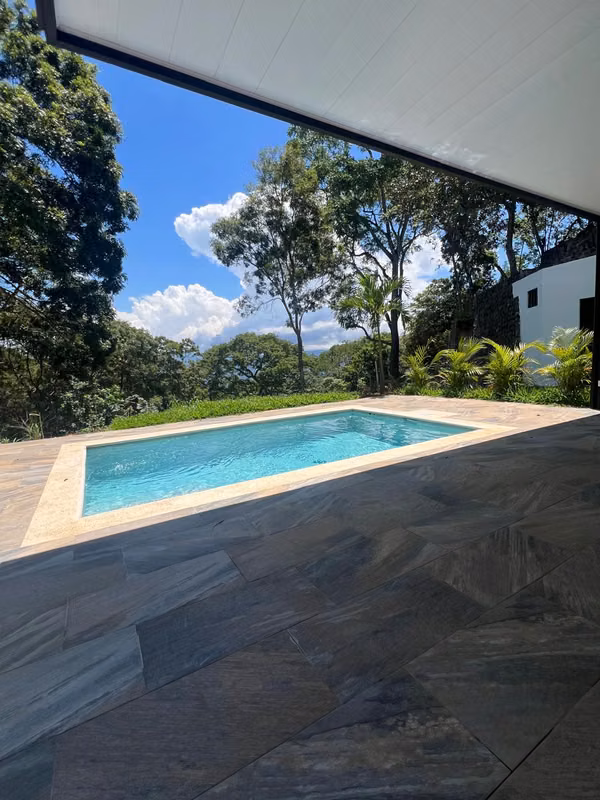 CASA MODERNA DE 3 HABITACIONES CON PISCINA PRIVADA PARA ESTRENAR EN ATENAS