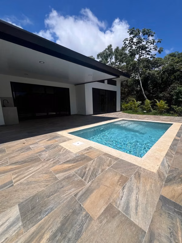 CASA MODERNA DE 3 HABITACIONES CON PISCINA PRIVADA PARA ESTRENAR EN ATENAS