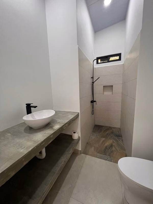 CASA MODERNA DE 3 HABITACIONES CON PISCINA PRIVADA PARA ESTRENAR EN ATENAS