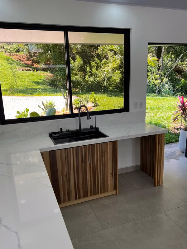 CASA MODERNA DE 3 HABITACIONES CON PISCINA PRIVADA PARA ESTRENAR EN ATENAS