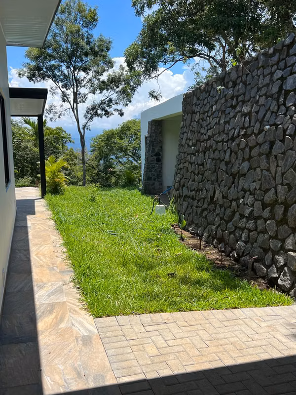 CASA MODERNA DE 3 HABITACIONES CON PISCINA PRIVADA PARA ESTRENAR EN ATENAS