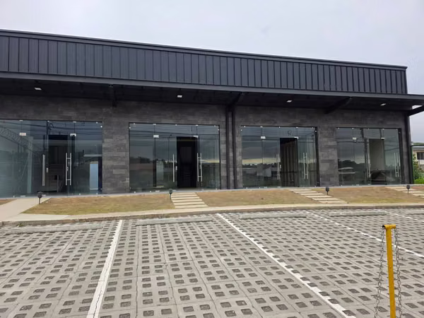 5 parking at the front of the track