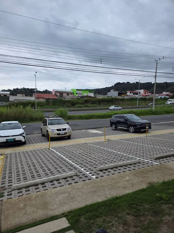 5 parqueos al frente de pista