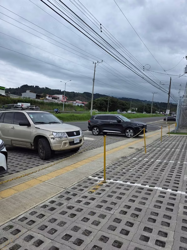 5 parqueos al frente de pista