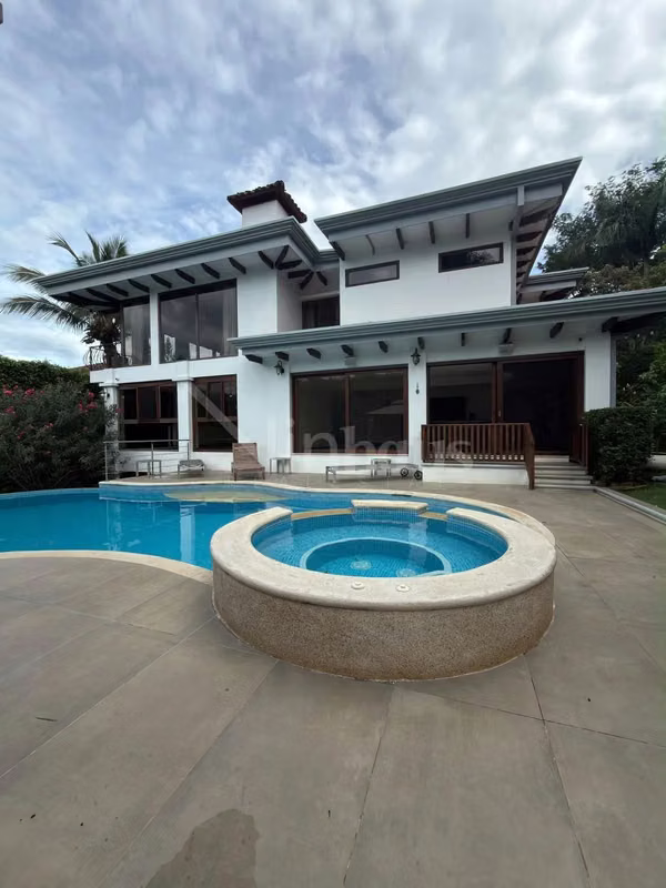 Alquiler de casa de lujo en exclusivo residencial en Santa Ana 