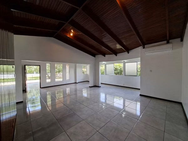 Venta de Casa Independiente una sola planta con amplio jardín en Santa Ana
