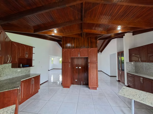 Venta de Casa Independiente una sola planta con amplio jardín en Santa Ana