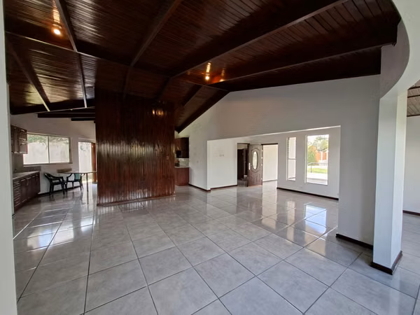 Venta de Casa Independiente una sola planta con amplio jardín en Santa Ana