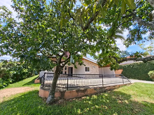 Venta de Casa Independiente una sola planta con amplio jardín en Santa Ana