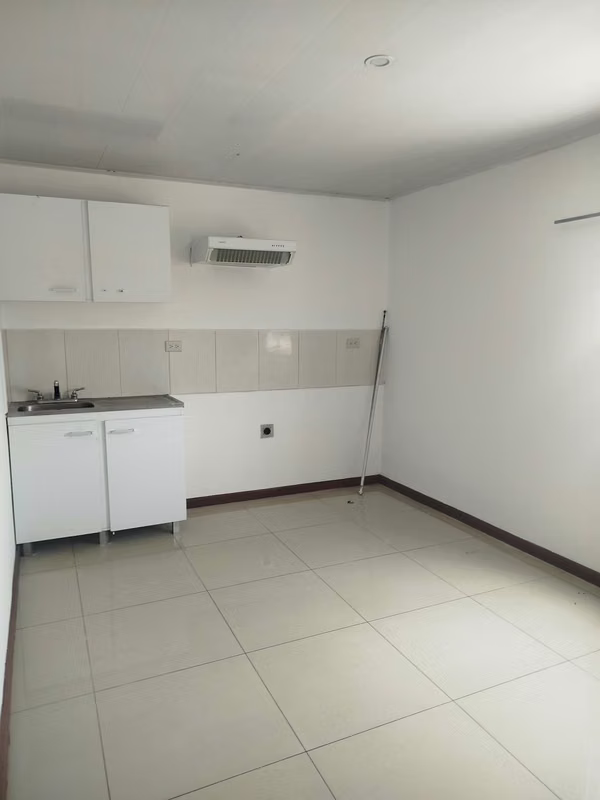 ¡APARTAMENTO EN RENTA DE 2 NIVELES | CERCA DE LA EMBAJADA AMERICANA!  Rohrmoser.