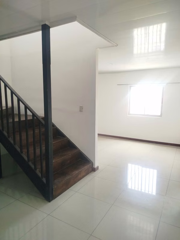 ¡APARTAMENTO EN RENTA DE 2 NIVELES | CERCA DE LA EMBAJADA AMERICANA!  Rohrmoser.
